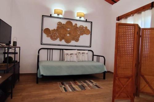una sala de estar con un banco y una foto en la pared en A Nossa Estrela nº7, en Póvoa de São Miguel