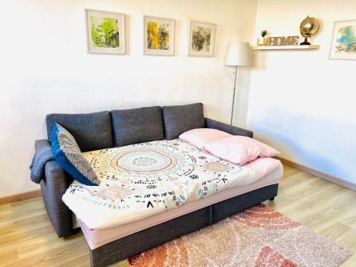 - un lit futon avec couverture dans une chambre dans l'établissement Joli studio proche plage, vieux port & Palais Pharo, à Marseille