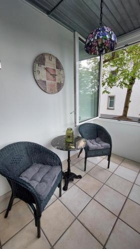 a living room with two chairs and a table at Renovierte 4,5-Zi-Wohnung mit Parkplatz in ruhiger Lage - 90m2 in Wil