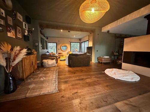 una sala de estar con un sofá y una mesa en villa les terrasses, en Odos