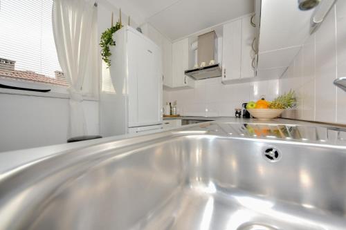 Kuchyň nebo kuchyňský kout v ubytování Apartman Lora