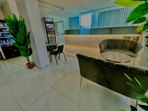ein Wohnzimmer mit einem Sofa und einem Tisch in der Unterkunft رويال جروب اربد Royal Group Hotel in Irbid