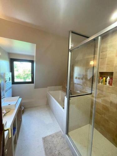 une salle de bain avec douche et baignoire dans l'établissement Maison famille-10 min Deauville, à Saint-Étienne-la-Thillaye