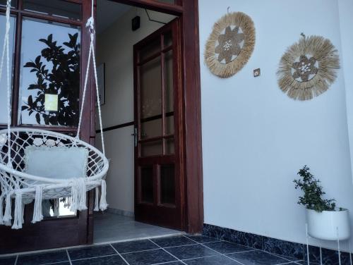 wejście do domu z wieniec na drzwiach w obiekcie Elena Apartments w mieście Psili Ammos