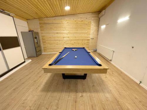 a ping pong table in an empty room with a pool table at Villa Sarajevo in Vareš