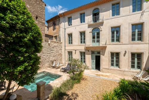 uma vista exterior de um edifício com piscina em La Grande Maison Chambres d'Hôtes em Peyriac-de-Mer