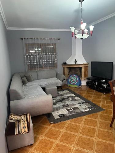 Un lugar para sentarse en Villa in velipoje, a place to remember!