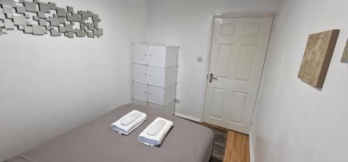 ein kleines Zimmer mit einem weißen Zimmer mit einer Tür in der Unterkunft Modern 2 Bedroom Apartment in London