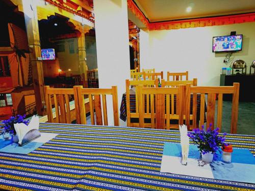 列城的住宿－Apricuss hotel，一张桌子上放着蓝色桌布和鲜花