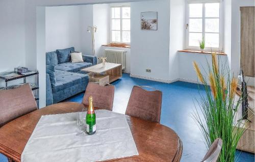 sala de estar con mesa, sillas y sofá en Amazing Apartment In Dasburg With Kitchen, en Dasburg