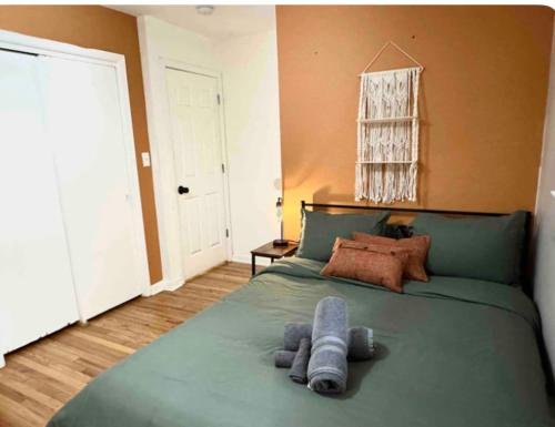 Кровать или кровати в номере Full Suite with Hot Tub Wifi Room 4