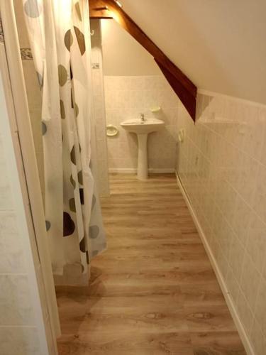 - un couloir avec une salle de bains pourvue d'un lavabo et de toilettes dans l'établissement Au dormeur du Val d'Authie, à Maintenay