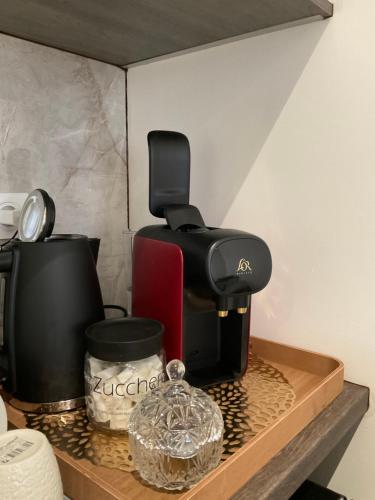 - une cafetière assise sur une étagère dans une cuisine dans l'établissement Kezy appartement 4 personne bébé, à Reims
