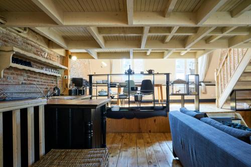 un salon avec un canapé et une table dans l'établissement Old Lille apartment with terrace, à Lille