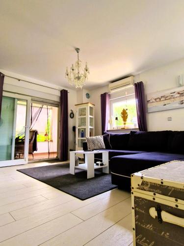 Ruang duduk di Lovely Apartment Kampor