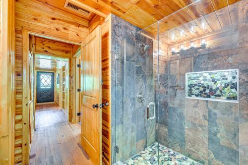 Koupelna v ubytování Creekside Cabin Retreat with Private Deck in Payson