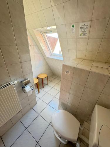 a small bathroom with a toilet and a window at Aalreuse in Rostock