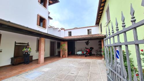 a man standing in the courtyard of a house at Zi Bitta - guest house in Palmanova