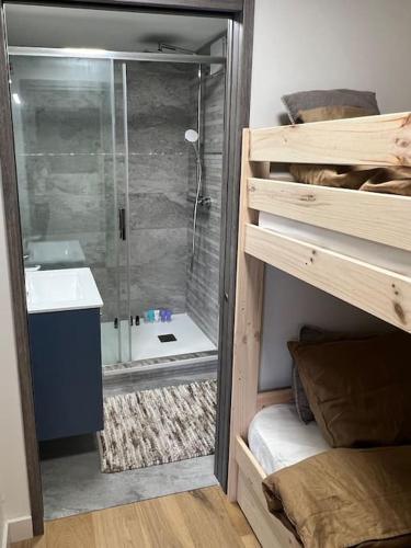 une salle de bain avec une douche à l'italienne et un lavabo dans l'établissement Appartement á Megève, à Demi-Quartier