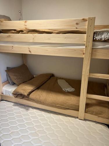 quelques lits superposés dans une chambre dans l'établissement Appartement á Megève, à Demi-Quartier