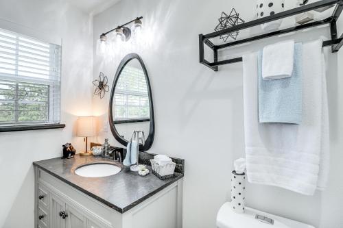 W łazience znajduje się umywalka i lustro. w obiekcie Arkansas Retreat with Deck, Fire Pit and Mtn Views! w mieście Jasper