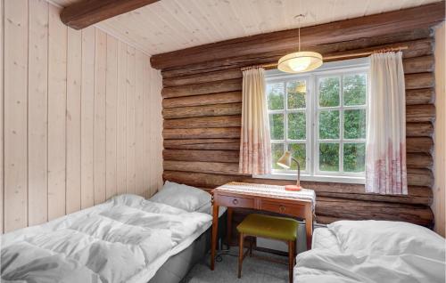 ホにあるAmazing Home In Blvand With Wifiのベッドルーム1室(ベッド2台、デスク、窓付)