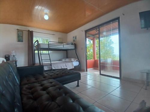 a living room with a couch and a bunk bed at Hotel Cabañas Casita La Ermita in San Carlos