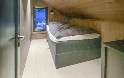 Säng eller sängar i ett rum på Lovely Home In Hnefoss With Kitchen