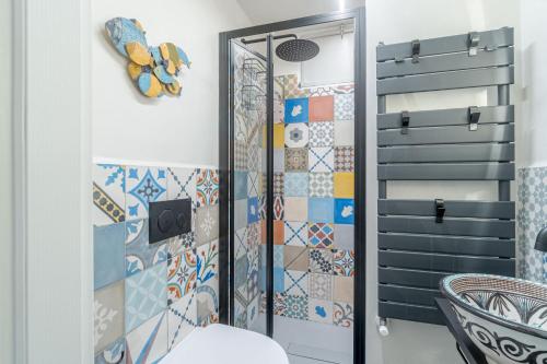 bagno con doccia e specchio di La Suite del Regio! Chic & Central Apartment a Torino