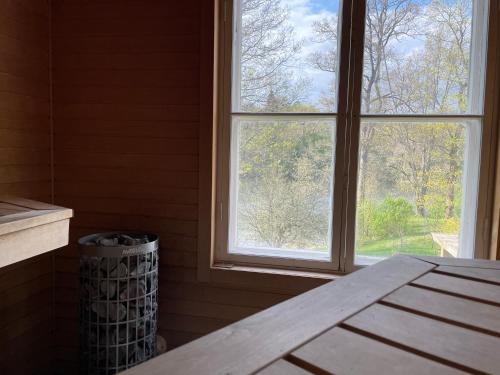 uma janela num quarto com uma mesa de madeira em Lindallén Guest House em Fiskars