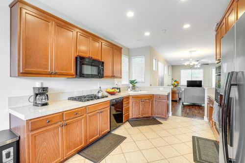 Dapur atau dapur kecil di Spacious Bay Point Family Home with Private Yard!