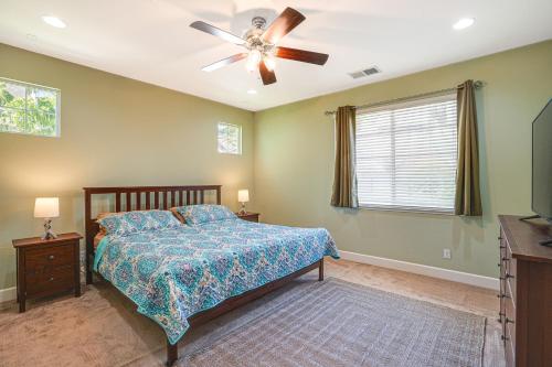 Katil atau katil-katil dalam bilik di Spacious Bay Point Family Home with Private Yard!