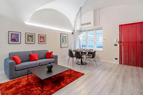 un soggiorno con un divano e un tavolo di La Suite del Regio! Chic & Central Apartment a Torino