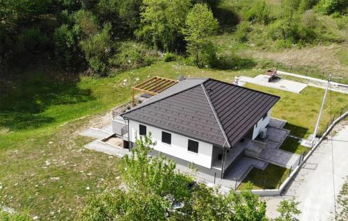 an overhead view of a house with a roof at Stunning Home In Seliste Dreznicko in Seliste Dreznicko