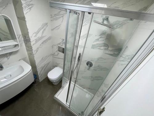 une salle de bain avec douche et toilettes dans l'établissement Isola Bella by Connexion, à Cannes