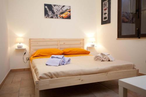 a bedroom with a bed with two towels on it at Casa Rustikò in Marsala