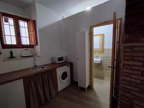 una cocina con lavadora y fregadero en Apartamento Turistico Arco Jerez, en Zafra