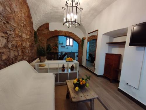 Una sala de estar con un sofá blanco y una mesa. en Apartamento Turistico Arco Jerez, en Zafra