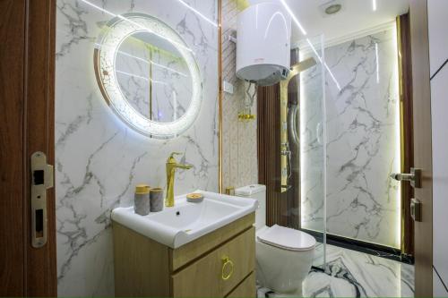 uma casa de banho com um lavatório, um WC e um chuveiro em Piccolo Mondo Boutique Hotel no Cairo