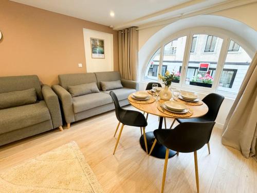 un salon avec une table et un canapé dans l'établissement Allée Royale, à Annecy