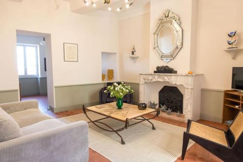 un salon avec une table et une cheminée dans l'établissement Superbe maison T3 vue mer & jardin, à Hyères