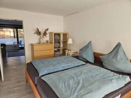 1 dormitorio con 1 cama grande con sábanas azules en Becks schöne Ferienwohnung, en Vogtsburg