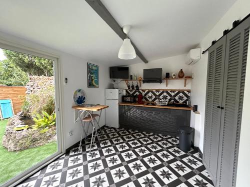 Il comprend une cuisine dotée de carrelage noir et blanc. dans l'établissement En toute intimité, à Toulon