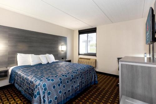 una camera d'albergo con letto e finestra di Coratel Inn & Suites by Jasper Mankato a Mankato