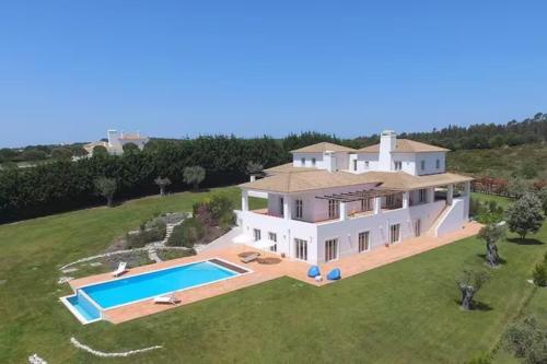 奧比多斯的住宿－VILLA MARTIN，享有带游泳池的别墅的空中景致
