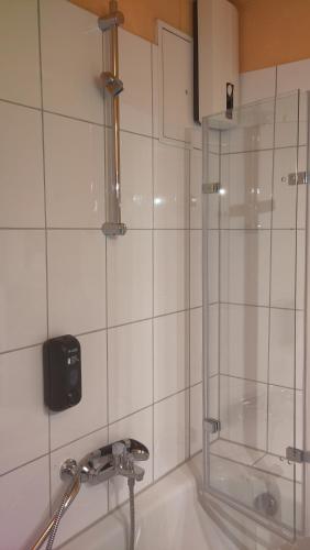 a bathroom with a shower and a bath tub at ZUR POST - HÜLCHRATH in Grevenbroich
