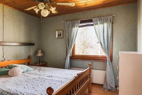 um quarto com uma cama e uma janela em Cozy holiday accommodation in Skebobruk, Norrtalje em Skebobruk