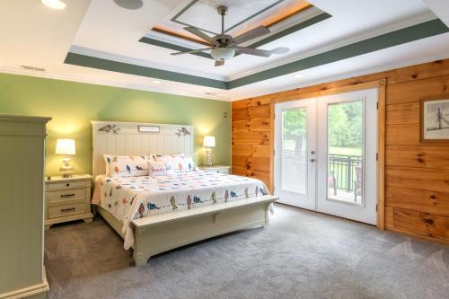 Un dormitorio con una cama y un ventilador de techo. en 22-Acre Home on Bourbon Trail with Sunroom!, en Coxs Creek