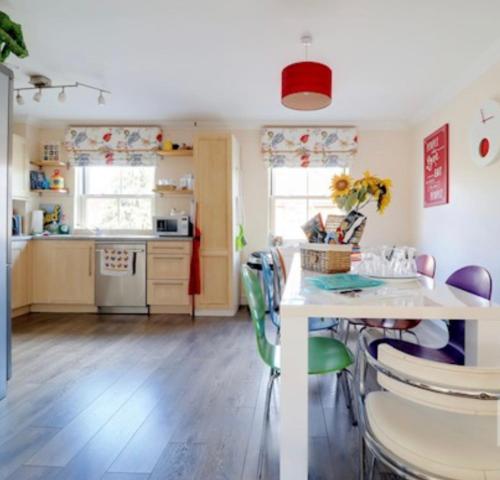Η κουζίνα ή μικρή κουζίνα στο Norwich City Large Modern Home
