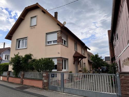 une maison avec une clôture devant dans l'établissement JM et Domi, à Hœrdt